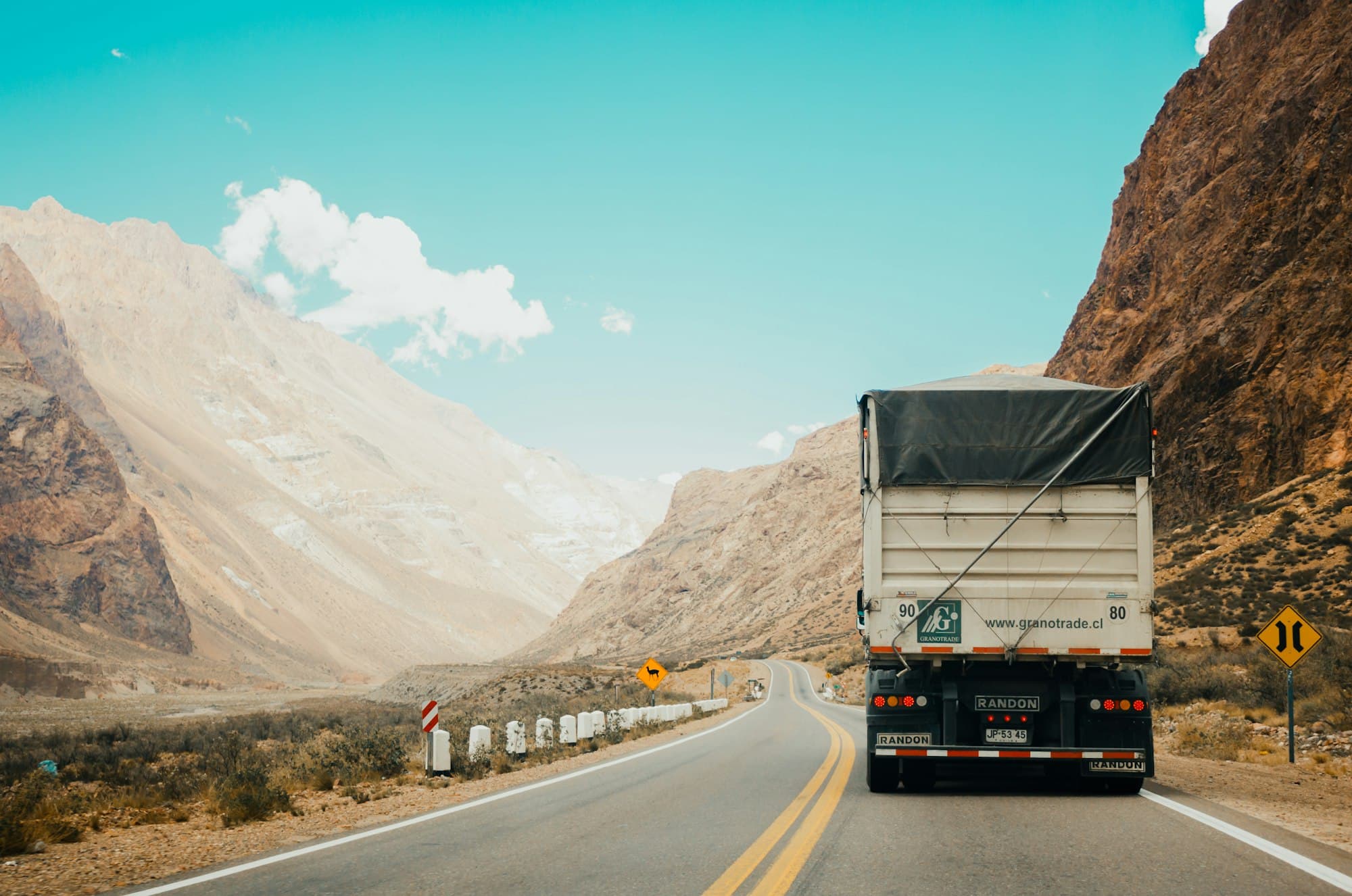 Carretera de montaña al atardecer en México.