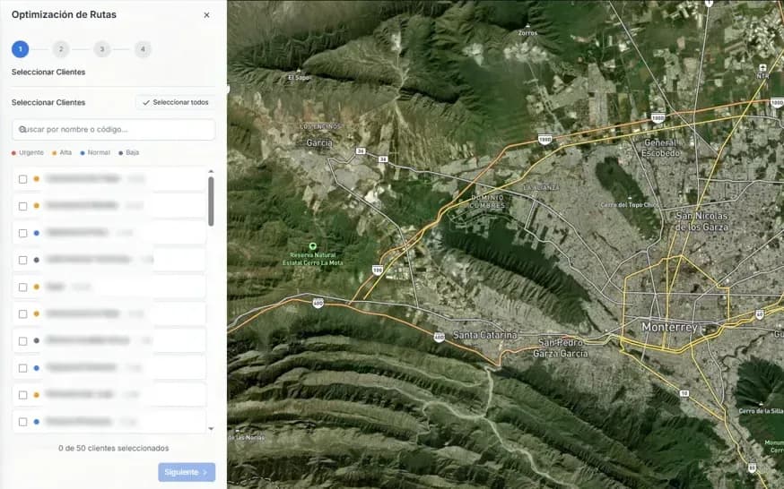Asistente de optimización de rutas de LOGIA Last-Mile: pasos del proceso y selección de clientes a visitar junto al mapa satelital.